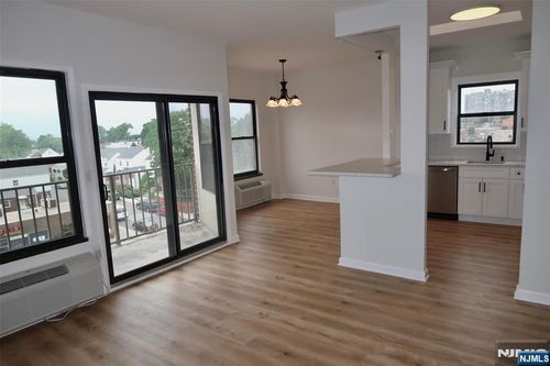 584 Anderson Ave, Cliffside Park, NJ, 07010-1727 | Card Image