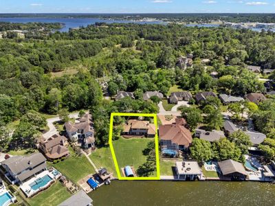 Lakeside Elegance: Aerial View Highlighting Expansive Property Lines | Image 3