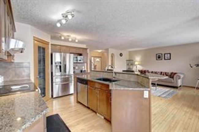 384 New Brighton Dr Se, House detached with 4 bedrooms, 3 bathrooms and 4 parking in Calgary AB | Image 5