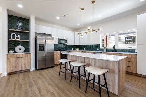 933 Se 10th St, Bentonville, AR, 72712-6425 | Card Image