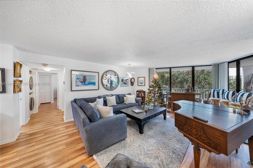 301-4000 Towerside Ter, Miami, FL, 33138 | Card Image