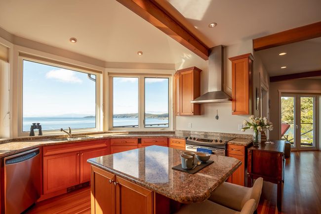 5285 Taylor Crescent, House other with 3 bedrooms, 2 bathrooms and 4 parking in Halfmoon Bay BC | Image 4