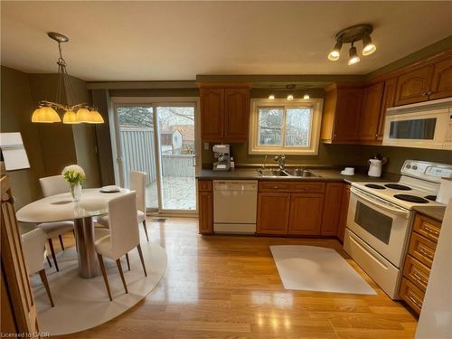 106 Cornerbrook Cres, Waterloo, ON, N2V1L2 | Card Image