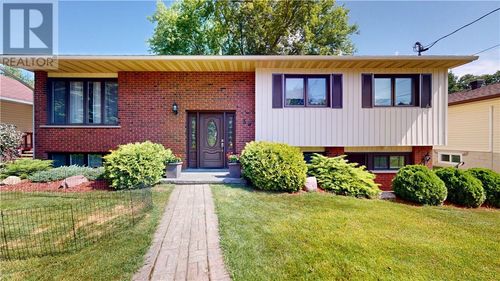 38 Robinson St, Little Current, ON, P0P1K0 | Card Image
