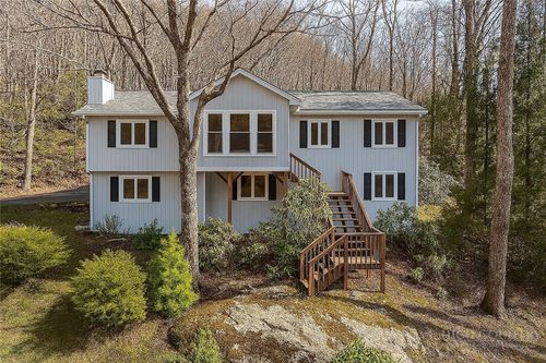 220 Woodwinds Ln, Seven Devils, NC, 28604-7914 | Card Image