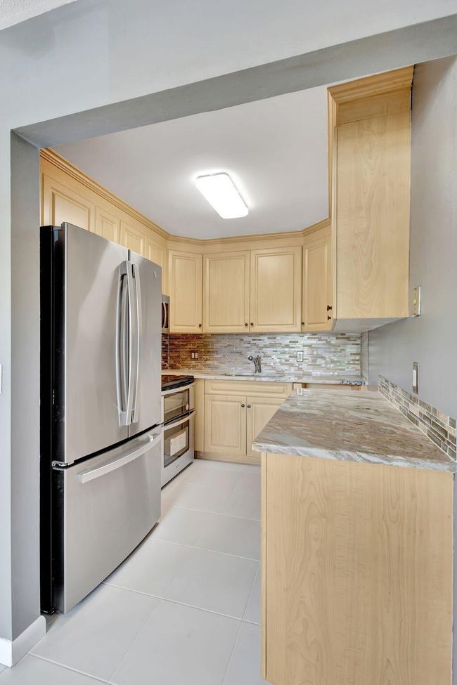 110 Sheffield E, Condo with 2 bedrooms, 2 bathrooms and null parking in West Palm Beach FL | Image 7