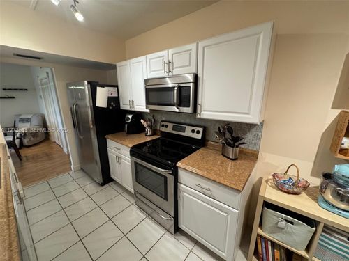 304-4330 Hillcrest Dr, Hollywood, FL, 33021-7969 | Card Image