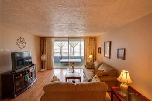 apt-318-2841 Somerset Dr, Lauderdale Lakes, FL, 33311-1953 | Card Image