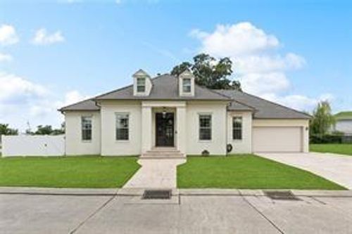 2 Laux Manor Dr, Metairie, LA, 70003-3816 | Card Image