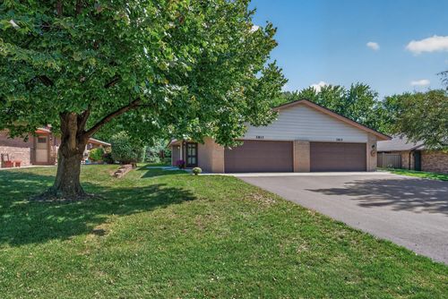 2813 Robinwood Way, Woodbury, MN, 55125-2758 | Card Image