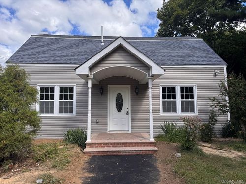 4 Barnes Rd, Moriches, NY, 11955-1303 | Card Image