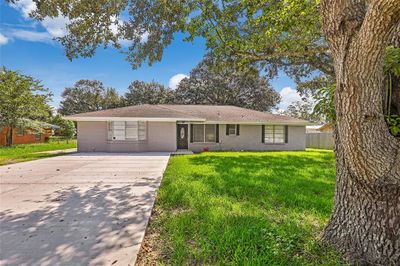 1207 Kansas Avenue, House other with 3 bedrooms, 2 bathrooms and null parking in Anahuac TX | Image 2