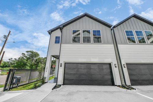 2436 Harrington St, Houston, TX, 77026-7324 | Card Image