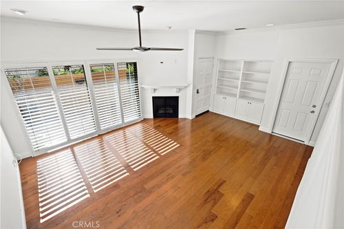 unit-d-18409 Collins St, Tarzana, CA, 91356-6532 | Card Image