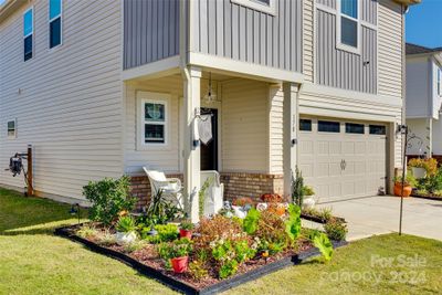 Landscaped Front Walkway | Image 3