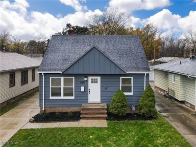 Bungalow with a front yard | Image 1