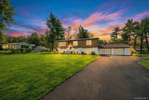 366 Overlook Rd, Pleasant Valley, NY, 12569-5101 | Card Image