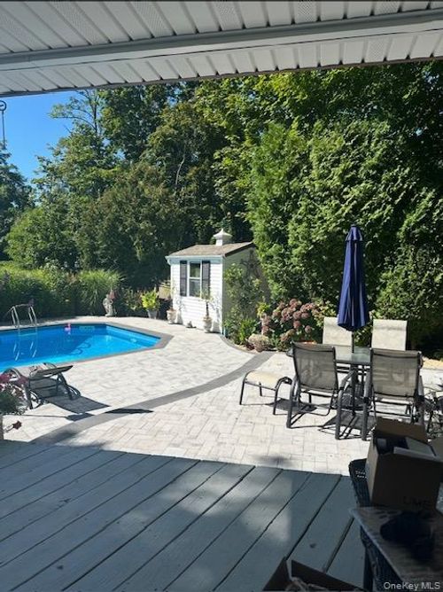 19 Hallock Ct, Miller Place, NY, 11764-1516 | Card Image