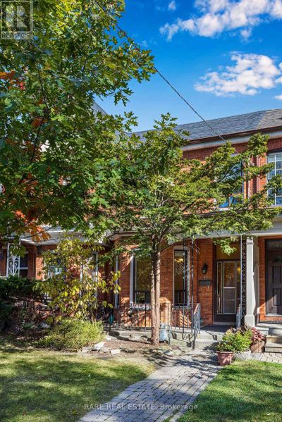 69 Robert St, Townhouse with 5 bedrooms, 2 bathrooms and 1 parking in Toronto ON | Image 3