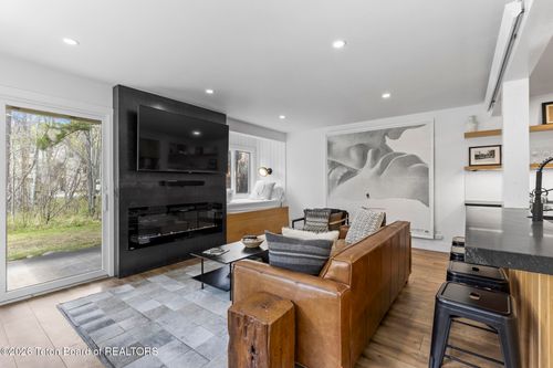 3811-4420 Berry Dr, Wilson, WY, 83014-9102 | Card Image