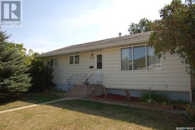 1239 Caribou St W, House other with 4 bedrooms, 3 bathrooms and null parking in Moose Jaw SK | Image 2