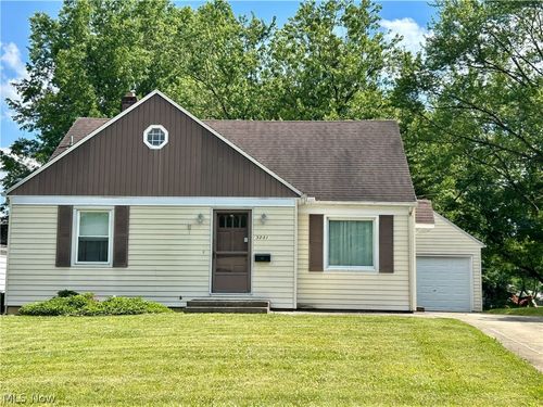 3241 Estates Cir, Youngstown, OH, 44511-2022 | Card Image