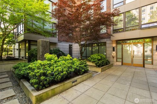 310-4547 8th Ave Ne, Seattle, WA, 98105-6705 | Card Image