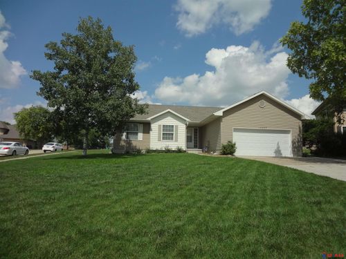 10003 S 100th Cir, La Vista, NE, 68128-4246 | Card Image