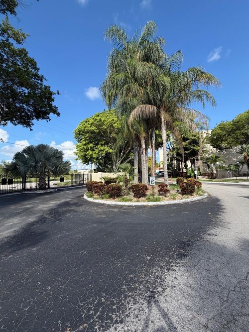 107-118 Lake Emerald Dr, Oakland Park, FL, 33309-6272 | Card Image