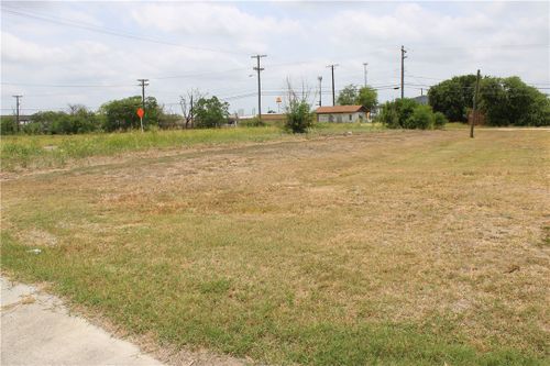 832 E Main Ave, Robstown, TX, 78380-3135 | Card Image