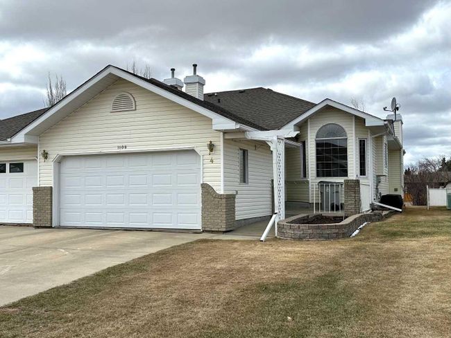 1108 18a Street Crescent, Home with 4 bedrooms, 3 bathrooms and 4 parking in Wainwright AB | Image 1
