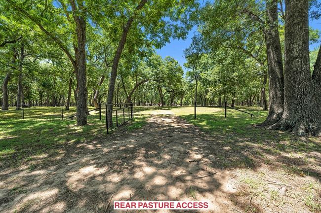 565 Lost Hunters Cyn, House other with 5 bedrooms, 5 bathrooms and 3 parking in China Spring TX | Image 92