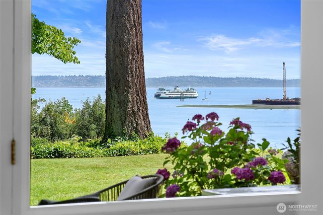 Enjoy watching and experiencing the rhythm of ferries coming and going | Image 15