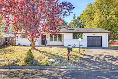 130 Sharon Dr, Phoenix, OR, 97535-5713 | Card Image