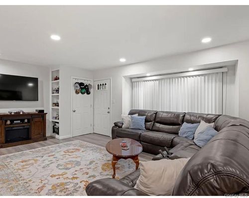 2287 7th St, East Meadow, NY, 11554-1909 | Card Image