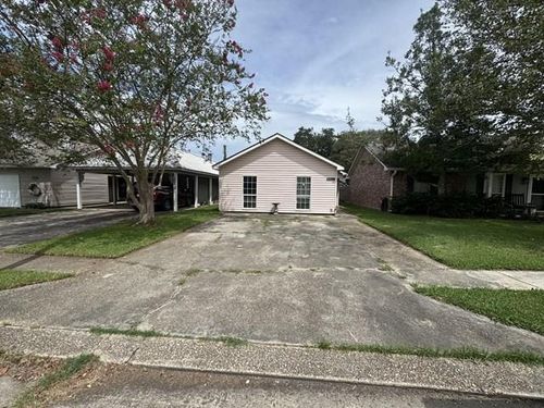 2014 E Parlange St, Gonzales, LA, 70737-4935 | Card Image