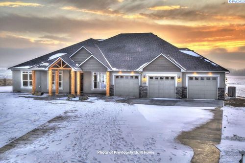 8217 Concord Crest Ln, Pasco, WA, 99301-6221 | Card Image