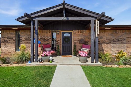 1206 N Market St, Cordell, OK, 73632-2431 | Card Image
