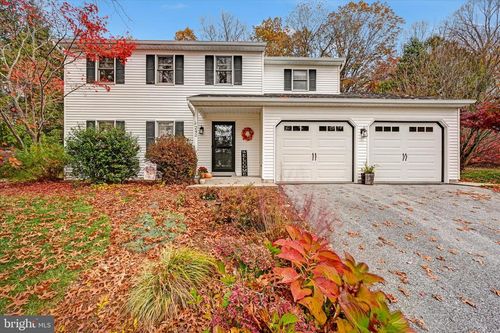 242 Persimmon Ln, Elizabethtown, PA, 17022-9461 | Card Image