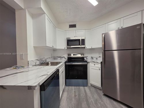 apt-304-210 Lake Pointe Dr, Oakland Park, FL, 33309-3552 | Card Image
