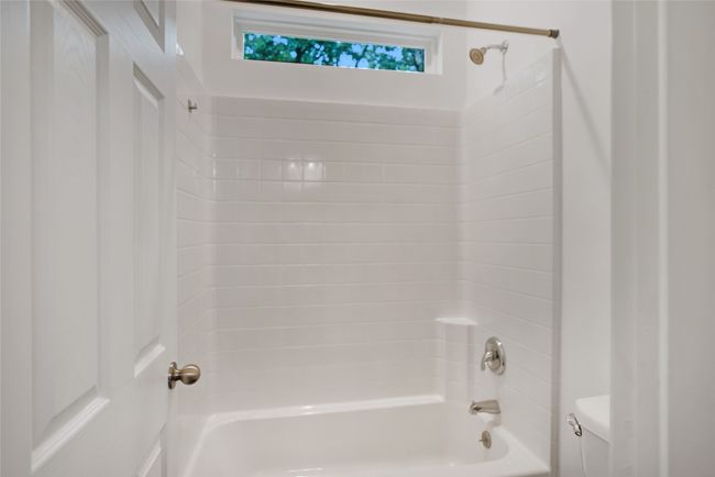 Full bath with toilet and tub / shower combination | Image 21
