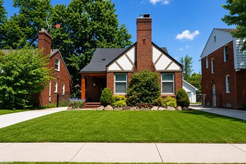 2118 Lennon St, Grosse Pointe Woods, MI, 48236-1658 | Card Image