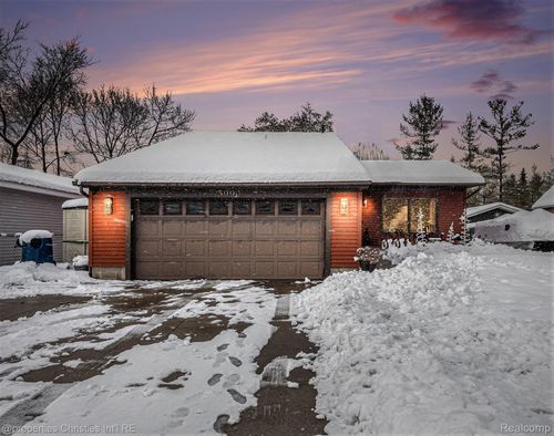 3990 Cresthaven Dr, Waterford, MI, 48328-4018 | Card Image