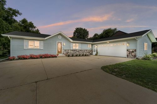 2076 Zuern Dr, Hartford, WI, 53027-8877 | Card Image