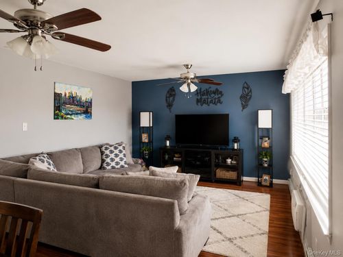 174-174 Farber Dr, West Babylon, NY, 11704-5127 | Card Image