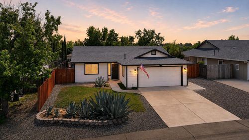 960 Montcrest Drive, Redding, CA, 96003 | Card Image