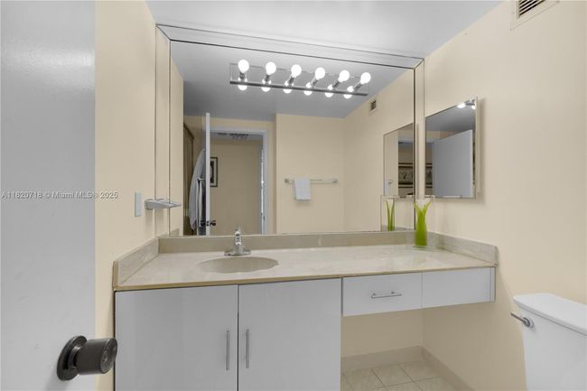 APT-1717 - 2500 Parkview Dr, Condo with 2 bedrooms, 2 bathrooms and null parking in Hallandale Beach FL | Image 25