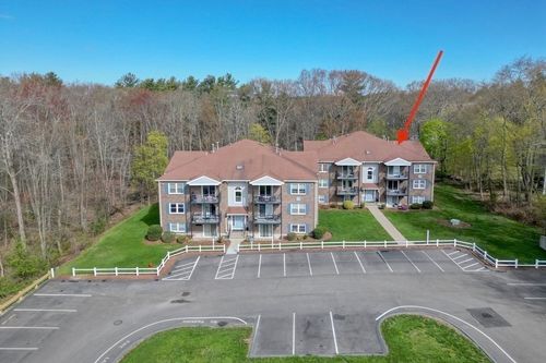 f302-610 S Franklin St, Holbrook, MA, 02343 | Card Image