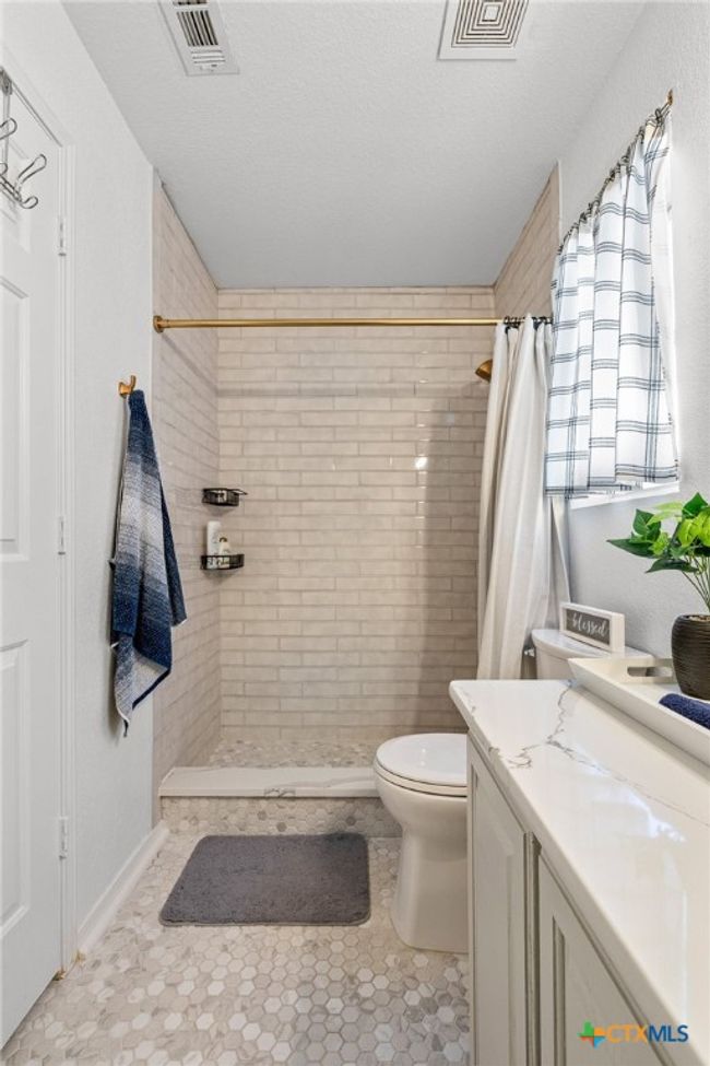 Upstairs bathroom | Image 19