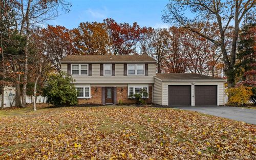 19 Barnwell Ln, Stony Brook, NY, 11790-2627 | Card Image